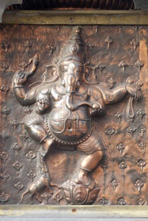 Téléchargez les photos : Statue du seigneur danseur Ganesha ganpati embrasse les travaux sur cuivre métal au temple Brihadeshwara, Thanjavur, Tamil Nadu, Inde Patrimoine mondial de l'UNESCO - en image libre de droit
