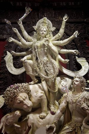 Téléchargez les photos : Idol of Goddess Durga, Durga Pooja dassera Vijayadasami Festival, Calcutta Kolkata, Bengale occidental, Inde - en image libre de droit