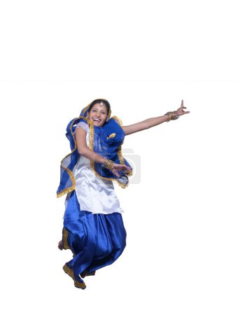 Foto de Bailarina realizando danza folclórica bhangra - Imagen libre de derechos