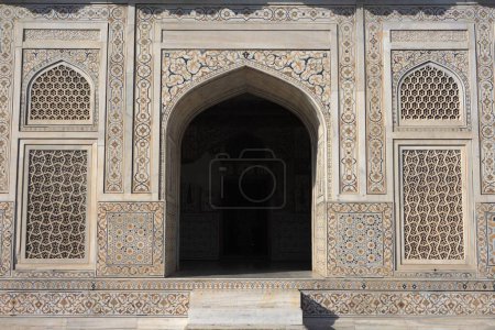 Eingang des Itimad _ ud _ Daula Grab-Mausoleums aus weißem Marmor, Agra, Uttar Pradesh, Indien