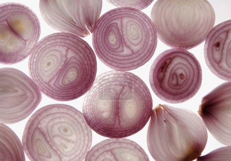 Foto de Hortalizas, cebolla o piaaz Allium Cepa rodajas de bulbo comestibles sobre fondo blanco - Imagen libre de derechos