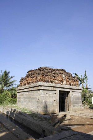 Téléchargez les photos : Badavi Linga, Sanctuaire Linga, Hampi, Vijayanagara, Patrimoine mondial de l'UNESCO, Bellary, Karnataka, Inde - en image libre de droit