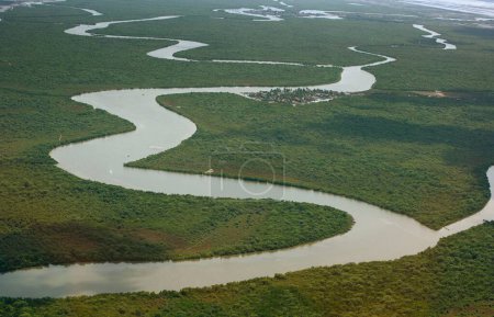 Luftaufnahme eines Flusses im Grasland, Andhra Pradesh, Indien  