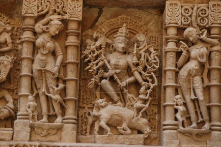 Statues sculptées sur le mur dans le temple de Patan Jain, Patan, Gujarat, Inde