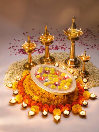 Foto de Lámparas de aceite Diyas y arreglo de flores para el festival diwali; India - Imagen libre de derechos