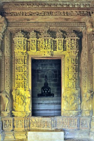 aufwändig geschnitzte Tür des Adinath-Tempels Khajuraho madhya pradesh india