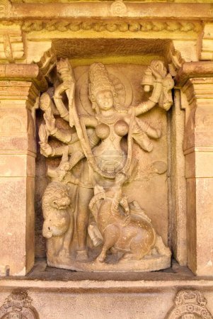 Mahishasuramardini Durga trampelt Büffeldämon im Durga Tempel, Aihole, Karnataka, Indien
