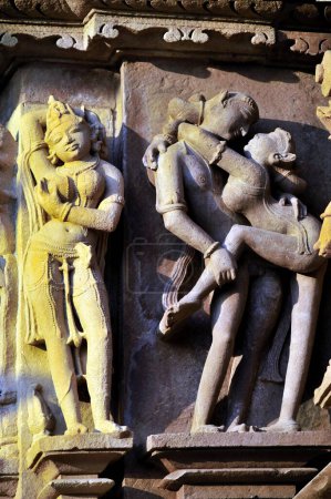 Téléchargez les photos : Sculptures érotiques sur le mur du temple jagadambi Khajuraho madhya pradesh Inde - en image libre de droit