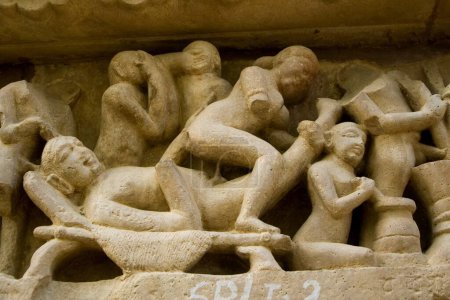 Téléchargez les photos : Sculpture érotique de poses sexuelles au temple Lakshmana, Khajuraho, Madhya Pradesh, Inde - en image libre de droit