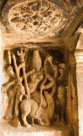 Foto de Durga matando a Mahishasura en el templo cueva Ravanaphadi en Aihole, Karnataka, India - Imagen libre de derechos