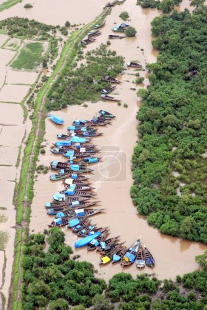 Eine Luftaufnahme von im Wasser treibenden Booten umgibt das gesamte Gebiet, in dem die Flut am 26. Juli 2005 Raigad, Maharashtra, Indien erschütterte. 