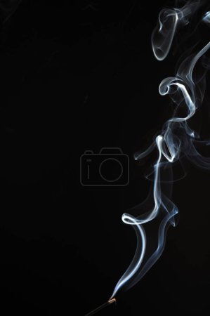 Téléchargez les photos : Fumée sur fond sombre, Inde - en image libre de droit