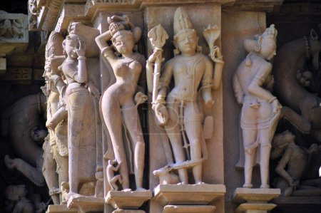 shiva y apsara en la pared de kandariya mahadeva templo Khajuraho madhya pradesh india