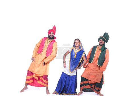 Foto de Bailarines realizando danza folclórica bhangra - Imagen libre de derechos