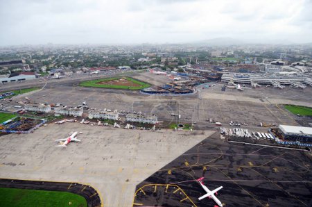 Téléchargez les photos : Vue aérienne de la piste à l'aéroport international chhatrapati shivaji, Sahar, Bombay Mumbai, Maharashtra, Inde - en image libre de droit