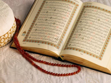 Téléchargez les photos : Perles de prière du Coran châle masse Allah bohri musulman topi cap eid ul _ fitr ou id _ ul _ fitr pour Id festival - en image libre de droit