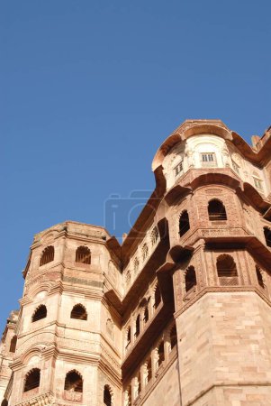 Téléchargez les photos : Vue latérale du fort de Jodhpur avec ciel bleu, Rajasthan, Inde - en image libre de droit