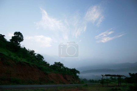 Weiße Wolken und blauer Himmel in der Nähe des Mulshi Lake, Pune, Maharashtra, Indien
