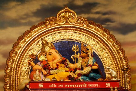 Téléchargez les photos : Idole de seigneur ganesh éléphant tête dieu avec la déesse lakshmi assis pose magnifique décoration pour le festival Ganpati à Mandai, Pune, Maharashtra, Inde - en image libre de droit