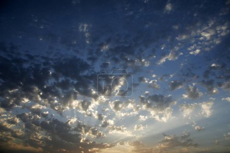 Téléchargez les photos : Nuages blancs moelleux et ciel bleu avec des rayons de soleil, Pune, Maharashtra, Inde - en image libre de droit