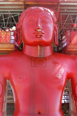 Téléchargez les photos : Vermillon d'eau coulant sur dix-huit mètres de haut statue de saint bhagwan gomateshwara bahubali dans le festival mahamasthakabhisheka Jain, Shravanabelagola dans le Karnataka, Inde Février _ 2006 - en image libre de droit