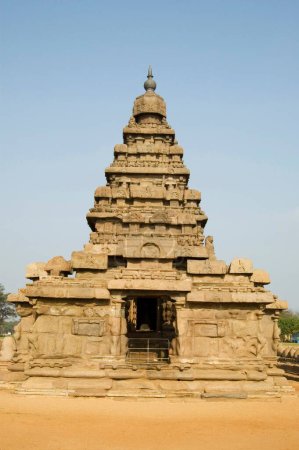 Téléchargez les photos : Temple Shore, site du patrimoine mondial, représente la phase finale de l'art pallava, construit à l'origine vers le milieu du 7ème siècle, Mamallapuram, Tamilnadu, Inde - en image libre de droit