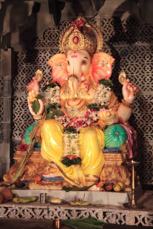 Téléchargez les photos : Idol of lord ganesh elephant headed god, Ganesh ganpati Festival, Thane, Maharashtra, Inde - en image libre de droit