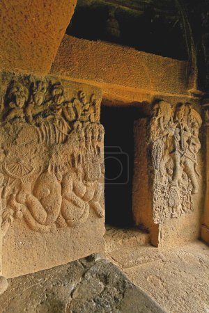Téléchargez les photos : Sculptures sculptées sur le mur dans les grottes de Bhaja au IIe siècle av. , Lonavala, Maharashtra, Inde - en image libre de droit