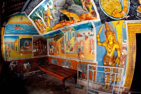 Foto de El templo de la cueva de roca de Aluvihara comienza en 3ro siglo A.C. donde las escrituras Buddhist tipitaka fueron puestas primero en la escritura en the1st siglo A.C., Sri Lanka - Imagen libre de derechos