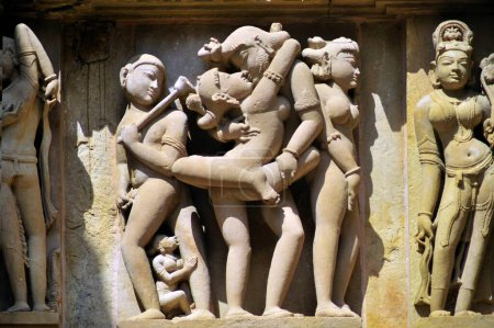 Khajuraho mithuna parejas en la pared de lakshmana templo madhya pradesh India