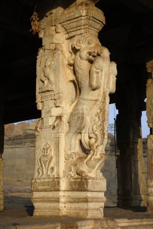 Foto de Estatuas talladas sobre pilares en el templo de Raghunatha, colina de Malyavanta, Hampi, Vijayanagar, Patrimonio de la Humanidad de la UNESCO, Meseta de Decán, Taluka Hospet, Distrito Bellary, Karnataka, India - Imagen libre de derechos
