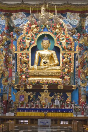 Téléchargez les photos : Statue de Bouddha d'or dans le monastère de Namdroling Centre Bouddhiste Palyul Nyingmapa Byalakuppe, district de Mysore, Karnataka, Inde - en image libre de droit