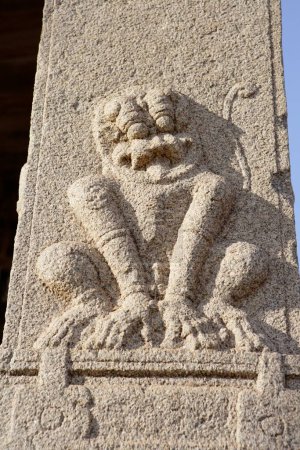 Téléchargez les photos : Statue de Dieu Narasimha sculptée sur pilier dans le temple Kadalekalu Ganesha, colline Hemkuta, Hampi, Vijayanagar, patrimoine mondial de l'UNESCO, plateau Deccan, hospet Taluka, district Bellary, Karnataka, Inde - en image libre de droit