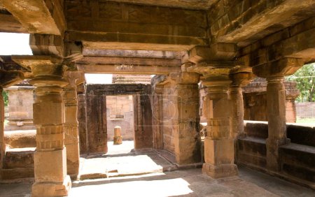 Mallikarjuna templo interior en Aihole, Karnataka, India