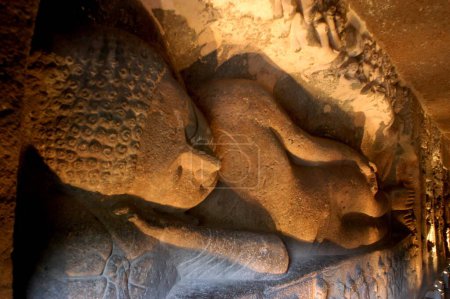 Foto de Dormir Señor Buda uno de los señores estatua en UNESCO Patrimonio de la Humanidad Cuevas de Ajanta en Maharashtra, India - Imagen libre de derechos