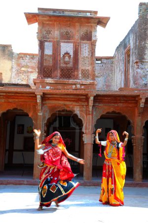 Téléchargez les photos : Femmes Rajasthan dansant des fantômes à haveli, Rajasthan, Inde - en image libre de droit