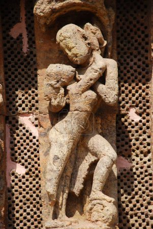 Téléchargez les photos : Statues érotiques sculptées sur le mur du temple solaire de Konarak, Konarak, Orissa, Inde Patrimoine mondial - en image libre de droit
