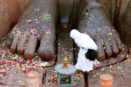 Téléchargez les photos : Dévoilé aux pieds du saint bhagwan gomateshwara bahubali lors du festival mahamasthakabhisheka Jain, Shravanabelagola au Karnataka, Inde Février 2006 - en image libre de droit