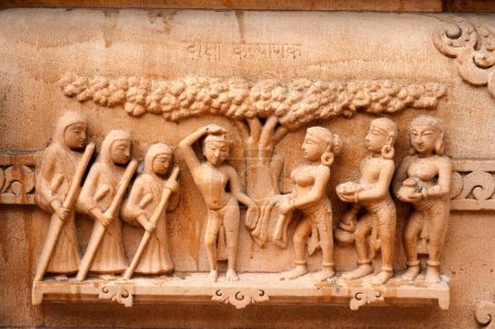 Foto de Escultura de santo en la pared del templo jain panchasara parasvanath, Patan, Gujarat, India - Imagen libre de derechos