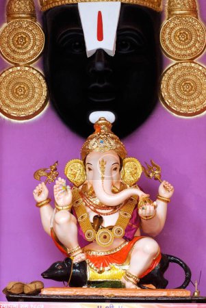 Foto de Ídolo ricamente decorado del Señor Ganesh elefante cabeza dios sentado en el ratón para el festival Ganpati, Guruji Talim Mandal, Ganpati Chowk, Pune, Maharashtra, India - Imagen libre de derechos