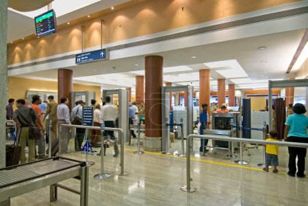 Téléchargez les photos : Contrôle de sécurité à l'entrée de l'aéroport international chhatrapati shivaji, Santacruz, Bombay Mumbai, Maharashtra, Inde - en image libre de droit