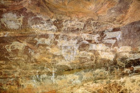 Foto de Pinturas rupestres que muestran animales con hombres en refugios rocosos no 4 diez mil años de edad en Bhimbetka cerca de Bhopal, Madhya Pradesh, India - Imagen libre de derechos