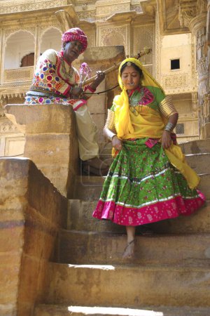Téléchargez les photos : Musicien folklorique et danseur, Jaisalmer, Rajasthan, Inde - en image libre de droit