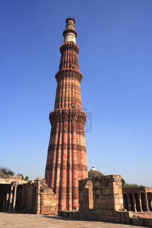 Téléchargez les photos : Mosquée Quwwat _ ul _ Islam et Qutab Minar construits en 1311 tour de grès rouge, art indo-musulman, sultanat de Delhi, Delhi, Inde Site du patrimoine mondial de l'UNESCO - en image libre de droit