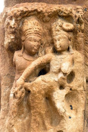 Pareja amorosa tallada en una de las columnas en el porche en el templo de Lad Khan, Aihole, Karnataka, India