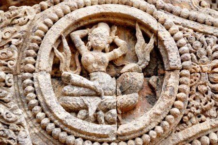 Téléchargez les photos : Statues érotiques ruinées au volant du temple Konarak Sun, Konarak, Bhubaneswar, Orissa, Inde Patrimoine mondial - en image libre de droit