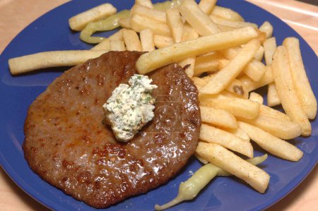 Essen, winziges Steak (Pressfleisch) mit Pommes frites und Petersilienbutter