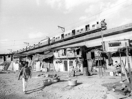 Foto de Local train and slum at Wadala ; Bombay Mumbai ; Maharashtra ; India - Imagen libre de derechos