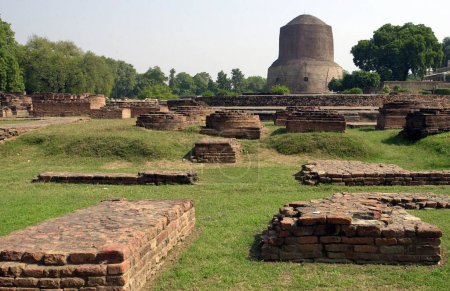 Ein Blick auf die Ashokan-Ruinen und die buddhistische Stupa, die von der ASI in Sarnath, Uttar Pradesh, Indien, ausgegraben wurden