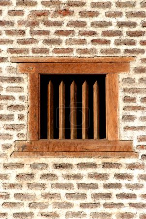 Téléchargez les photos : Cadre de fenêtre en bois ; barres de bois carrées fixées en brique à l'entrée de Vishrambaug Wada deuxième palais de Peshve le roi Maratha ; Pune ; Maharashtra ; Inde - en image libre de droit